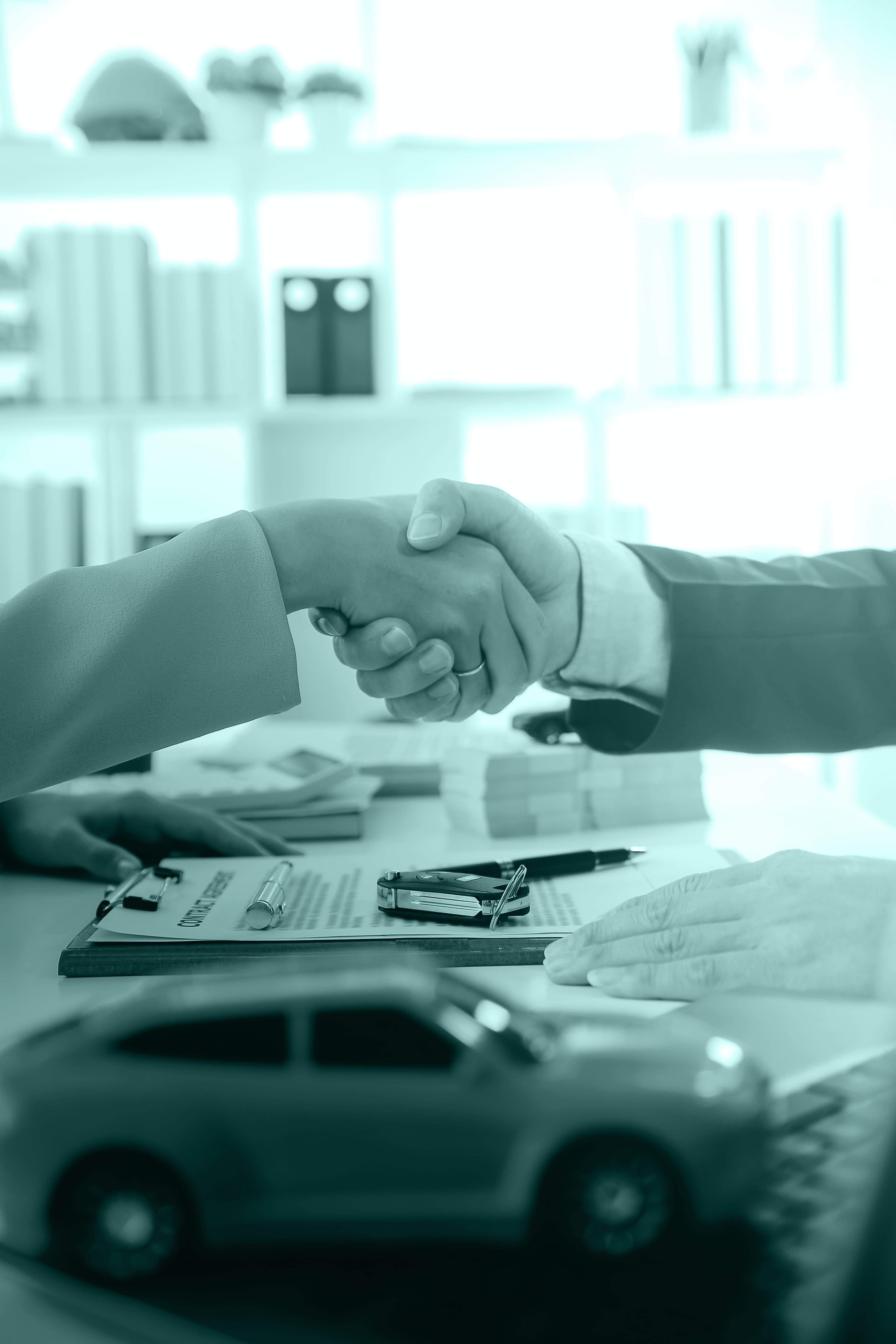 Interior sofisticado com linhas limpas e materiais nobres.